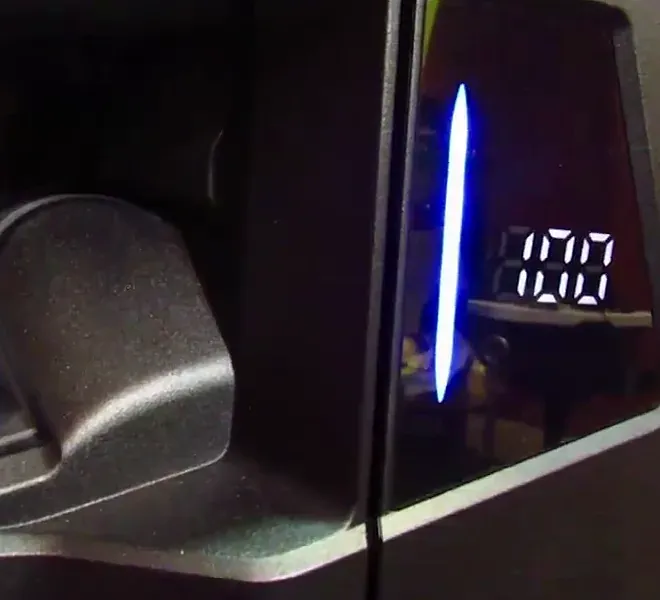 Bolsillo de salida de una clasificadora de billetes con el contador de piezas encendido