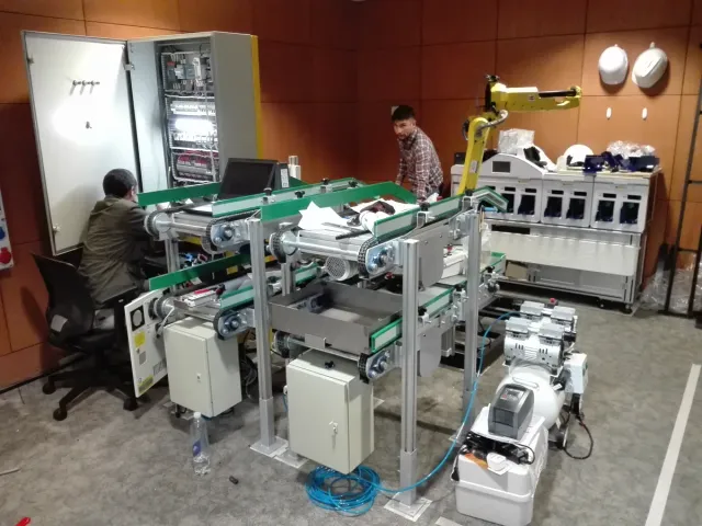Celda de pruebas con robot y tablero de control en laboratorio