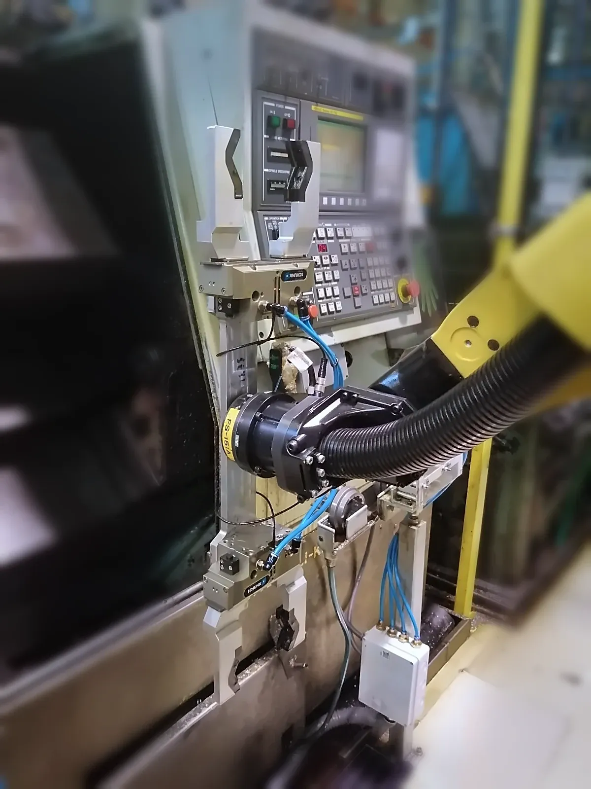 Gripper SCHUNK en una celda robótica FANUC atendiendo un torno CNC