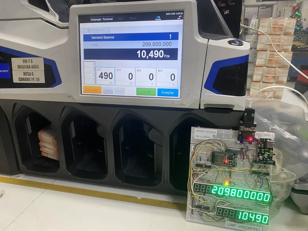 Visor externo customizado de Mundos Virtuales junto a una contadora de billetes