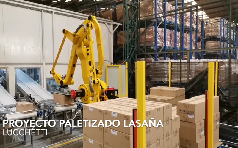Celda robótica de paletizado de cajas en una línea de envasado de alimentos
