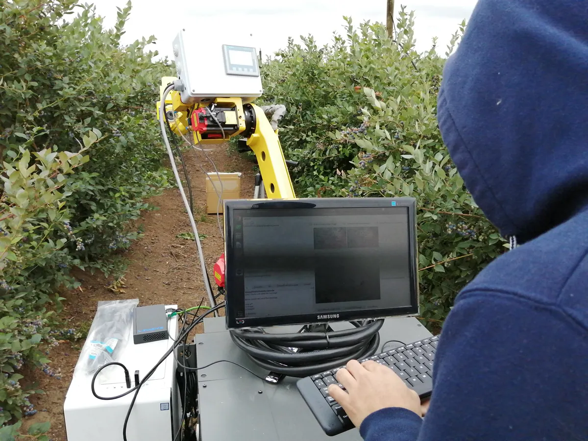 Robot con sistema de visión y monitor de datos operando en terreno