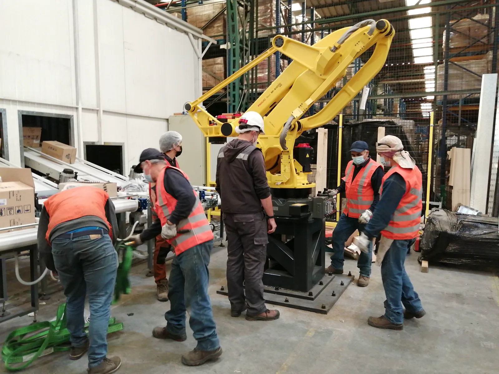 Equipo técnico de Mundos Virtuales instalando una celda robótica en planta
