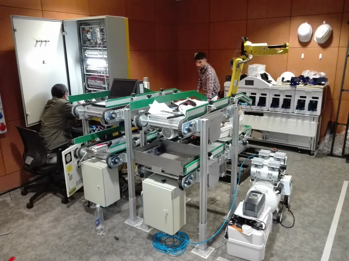 Celda de pruebas con robot y tablero de control en el laboratorio de Mundos Virtuales