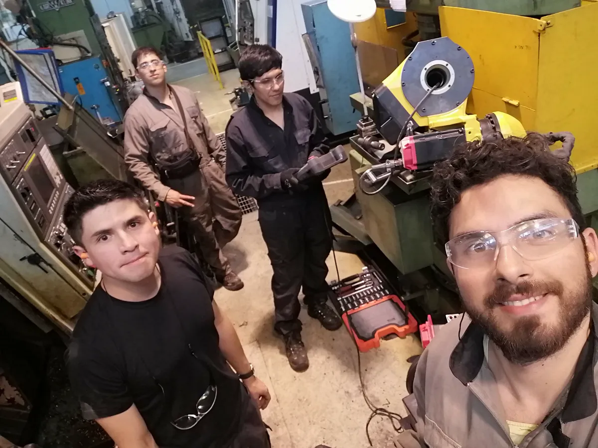 Equipo técnico de Mundos Virtuales en el taller