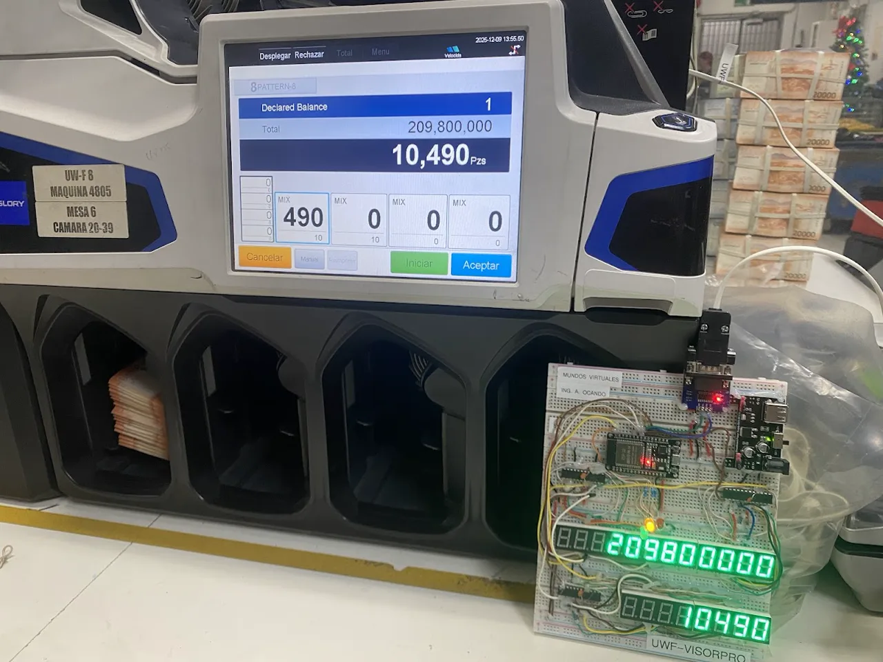 Visor externo customizado UWF-VISORPRO de Mundos Virtuales junto a una contadora de billetes Glory UW-F